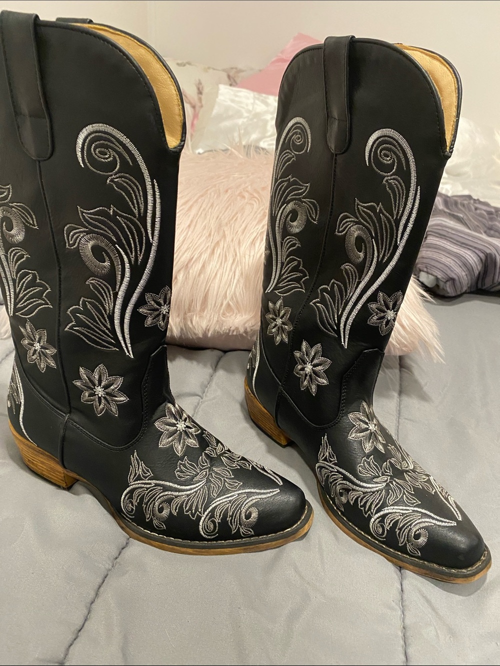 Women's Black Embroidered Western Boots - Classic Country Style size 6.5